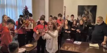 Μαθητές του Μουσικού Σχολείου Πτολεμαΐδας έψαλαν τα κάλαντα στη νοηματική στο Δημαρχείο Εορδαίας (Βίντεο)