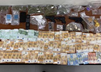 Ο αστυνομικός σκύλος «ΟΡΦΕΑΣ» εντόπισε μεγάλες ποσότητες ναρκωτικών σε 3 οικίες 29χρονου που συνελήφθη στην Καστοριά – Βρέθηκαν και όπλα