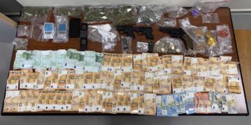 Ο αστυνομικός σκύλος «ΟΡΦΕΑΣ» εντόπισε μεγάλες ποσότητες ναρκωτικών σε 3 οικίες 29χρονου που συνελήφθη στην Καστοριά – Βρέθηκαν και όπλα