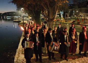 Δείτε σε βίντεο τα παραδοσιακά κάλαντα της Καστοριάς και τα έθιμά τους