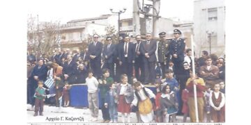 Οι επίσημοι παρακολουθούν την παρέλαση, για την επέτειο της 25ης Μαρτίου 1821, το 1991- Από τη στήλη του Γ. Καζαντζή στον ΠΑΛΜΟ (18/12)