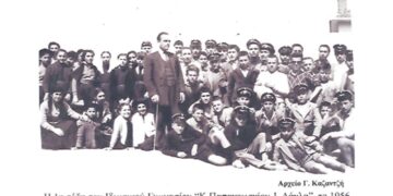 Μαθήτριες και μαθητές της 1ης τάξης του ιδιωτικού Γυμνασίου  Κ. Παπαγεωργίου-Ι. Δάγλα, το 1956 – Από τη στήλη του Γ. Καζαντζή στον ΠΑΛΜΟ (18/12)