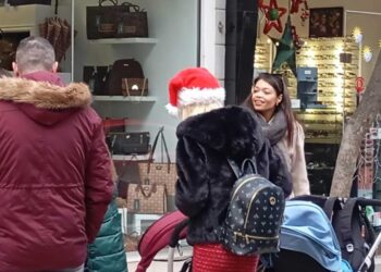 Πτολεμαΐδα: Γεμάτο από κόσμο το εμπορικό κέντρο για τα ψώνια των εορτών