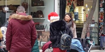 Πτολεμαΐδα: Γεμάτο από κόσμο το εμπορικό κέντρο για τα ψώνια των εορτών