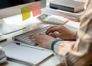 Κατώτατος μισθός: Τι προβλέπει ο νέος νόμος – Πώς θα διαμορφωθούν οι μισθοί σε ιδιωτικό και δημόσιο τομέα το 2025