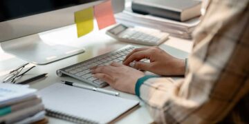 Κατώτατος μισθός: Τι προβλέπει ο νέος νόμος – Πώς θα διαμορφωθούν οι μισθοί σε ιδιωτικό και δημόσιο τομέα το 2025