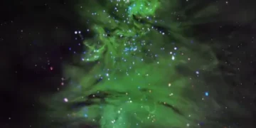 Αστρικό σμήνος σχηματίζει ένα… χριστουγεννιάτικο δέντρο – Η εντυπωσιακή φωτογραφία της NASA