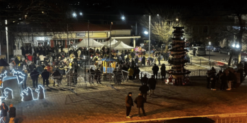 Φωταγωγήθηκε το Χριστουγεννιάτικο Δέντρο στον Περδίκκα (Φώτο + Βίντεο)