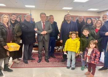 Τα κάλαντα έψαλαν στον Περιφερειάρχη η 9η Ταξιαρχία και ο Πολιτιστικός Σύλλογος Χαραυγής