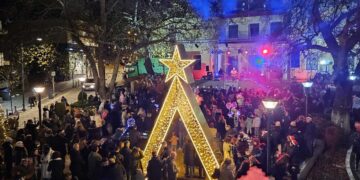 Πλήθος κόσμου στη φωταγώγηση του Χριστουγεννιάτικου δέντρου στα Σέρβια (video)