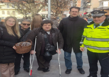 Εκδήλωση στο κέντρο της Κοζάνης με τον Άγιο Βασίλη της Τροχαίας – Μοιράστηκαν φυλλάδια, κεράσματα και ευχές