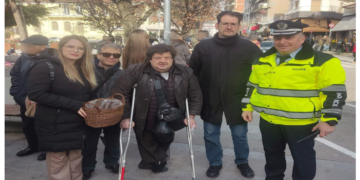 Εκδήλωση στο κέντρο της Κοζάνης με τον Άγιο Βασίλη της Τροχαίας – Μοιράστηκαν φυλλάδια, κεράσματα και ευχές