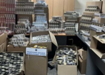 Κατασχέθηκαν 30.000 λαθραία τσιγάρα – Τρεις συλλήψεις στα νότια προάστια (Βίντεο)