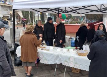 Η Θρακική Εστία Εορδαίας μοιράζει ζεστή “Βαρβάρα” στην Κεντρική Πλατεία Πτολεμαΐδας