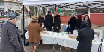 Η Θρακική Εστία Εορδαίας μοιράζει ζεστή “Βαρβάρα” στην Κεντρική Πλατεία Πτολεμαΐδας