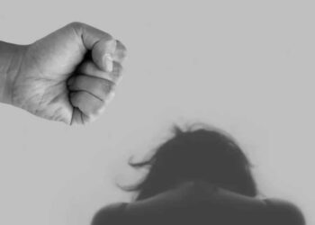 Έδεσσα: «Κλάψε, θες να δεις πώς γίνεσαι;» – Συγκλονίζει βίντεο με τον ξυλοδαρμό 29χρονης από τον σύντροφό της