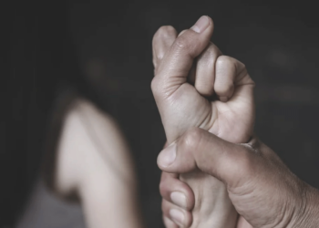 Αγρίνιο: Όσα έζησε η 12χρονη στα χέρια του πατέρα της, συμμετείχε και η μητέρα στον ξυλοδαρμό της