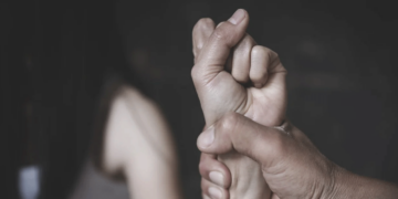 Αγρίνιο: Όσα έζησε η 12χρονη στα χέρια του πατέρα της, συμμετείχε και η μητέρα στον ξυλοδαρμό της