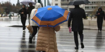 Επιστρέφουν οι βροχές, πέφτει η θερμοκρασία