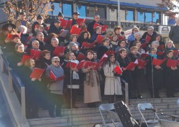 Χορωδιακή Συνάντηση με Χριστουγεννιάτικες μελωδίες πραγματοποιήθηκε στην Πλατεία της Κοζάνης (Φώτο + Βίντεο)