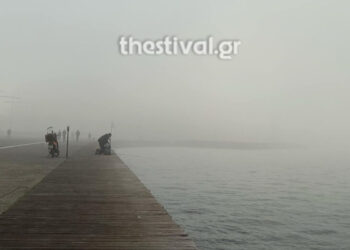 Πυκνή ομίχλη “εξαφάνισε” τη Θεσσαλονίκη – Δείτε φωτογραφίες