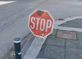 Μήνυμα αναγνώστριας: Σήμα STOP έχει πέσει εδώ και μέρες στην Πτολεμαΐδα (Φωτογραφία)