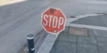 Μήνυμα αναγνώστριας: Σήμα STOP έχει πέσει εδώ και μέρες στην Πτολεμαΐδα (Φωτογραφία)