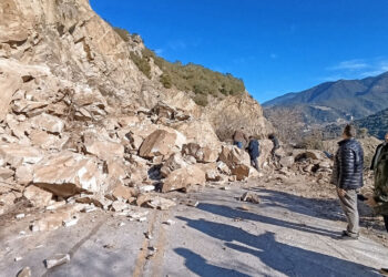 Αποκλείστηκε ο δρόμος από τα Ίμερα προς τον Υδροηλεκτρικό Σταθμό Πολυφύτου μετά από κατολίσθηση βράχων