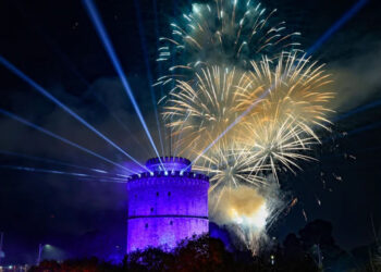 Viral η Θεσσαλονίκη στις γιορτές – Ο Λευκός Πύργος, ο φωτισμός και το Μετρό «έσπασαν» ταμεία