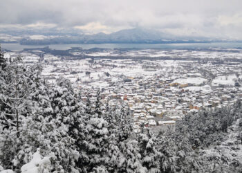 Γοητευτικές φωτογραφίες από τη Βυζαντινή Καστροπολιτεία Σερβίων σε λευκό τοπίο