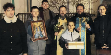 Σύσσωμοι οι  Ιερείς της Πτολεμαΐδας αγιάζουν τα σπίτια των Ενοριτών τους! (της Κούλας Πουλασιχίδου)