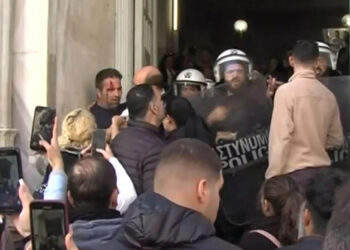 Επεισόδια στα δικαστήρια Ηρακλείου όπου απολογείται το ζευγάρι – Οργισμένο πλήθος πετάει αντικείμενα και προσπαθεί να μπει μέσα