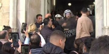 Επεισόδια στα δικαστήρια Ηρακλείου όπου απολογείται το ζευγάρι – Οργισμένο πλήθος πετάει αντικείμενα και προσπαθεί να μπει μέσα