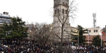 Πλήθος κόσμου στη διαδήλωση για το δυστύχημα των Τεμπών στην Κοζάνη