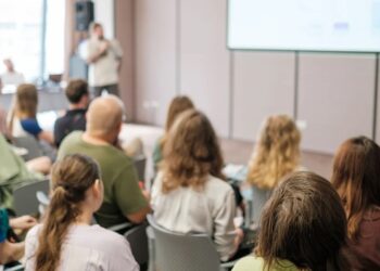 Έρχονται οι επαγγελματικές «ακαδημίες» μέσα σε επιχειρήσεις – Τι προβλέπει το σχέδιο νόμου