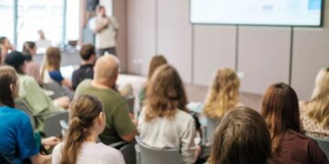 Έρχονται οι επαγγελματικές «ακαδημίες» μέσα σε επιχειρήσεις – Τι προβλέπει το σχέδιο νόμου