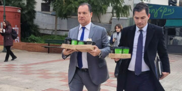 Άδωνις Γεωργιάδης: Έδωσε εντολή σε κλειδαρά να ανοίξει το φαρμακείο του ΕΟΠΥΥ και μάζεψε τις συνταγές των ασφαλισμένων