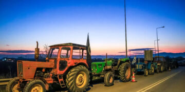 Ενισχύουν το μπλόκα τους στη Θεσσαλία οι αγρότες, στήνουν και νέα στη βόρεια Ελλάδα