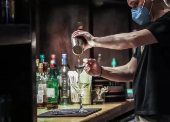 Έρχονται ρυθμίσεις για απαγόρευση πώλησης αλκοόλ σε ανηλίκους – Τι προβλέπεται για το κάπνισμα