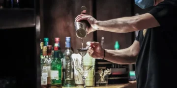 Έρχονται ρυθμίσεις για απαγόρευση πώλησης αλκοόλ σε ανηλίκους – Τι προβλέπεται για το κάπνισμα