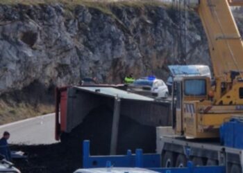 Ανατροπή νταλίκας στην έξοδο για Πτολεμαΐδα, έξω από το Δρέπανο Κοζάνης