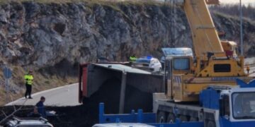 Ανατροπή νταλίκας στην έξοδο για Πτολεμαΐδα, έξω από το Δρέπανο Κοζάνης