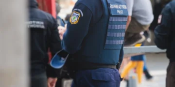 Δίωξη για βιασμό ανηλίκου στη σύζυγο του αστυνομικού της Βουλής