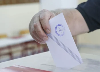 Metron Analysis: Στις 11,7 μονάδες το προβάδισμα ΝΔ, πτώση για Ανδρουλάκη, στο 7,1% η Λατινοπούλου