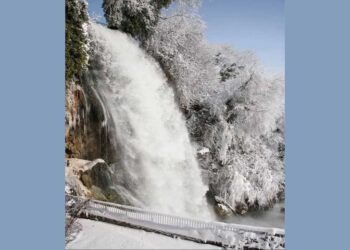 Σε χιονισμένο τοπίο η Έδεσσα – Μαγευτική εικόνα από τους καταρράκτες