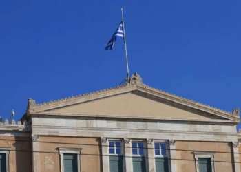 Εθνικό πένθος: Τι σημαίνει, τι κλείνει, τι θα γίνει με τα σχολεία – Πότε έχει κηρυχθεί ξανά στην Ελλάδα