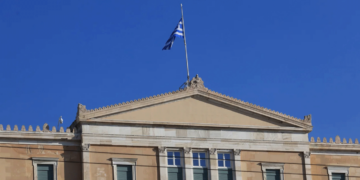 Εθνικό πένθος: Τι σημαίνει, τι κλείνει, τι θα γίνει με τα σχολεία – Πότε έχει κηρυχθεί ξανά στην Ελλάδα