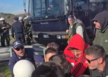 Επεισόδια τώρα με αγρότες στον E-65 στην Καρδίτσα (Δείτε βίντεο και φωτογραφίες)