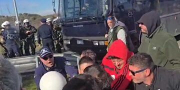 Επεισόδια τώρα με αγρότες στον E-65 στην Καρδίτσα (Δείτε βίντεο και φωτογραφίες)