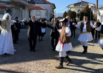 Η Ολυμπιάδα υποδέχτηκε το 2025 με το παραδοσιακό έθιμο «Έσκα» – Δείτε φωτογραφίες και βίντεο